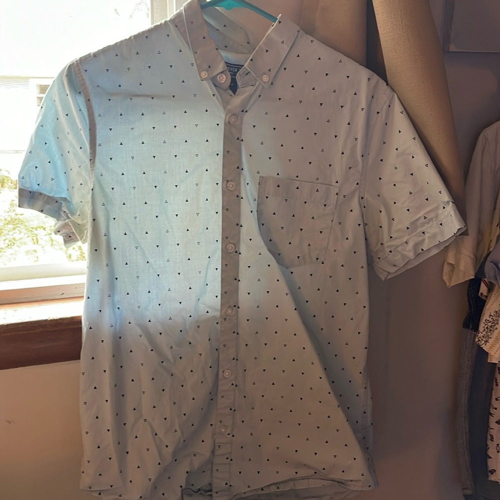 Forever 21 men’s extra small pyramid print buttons down
